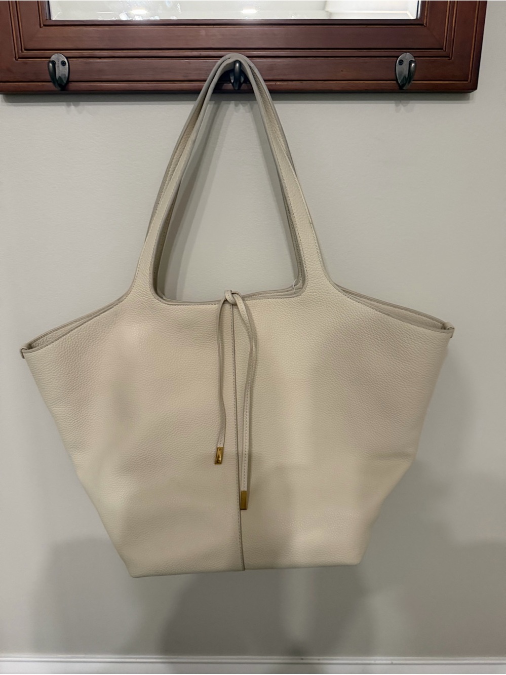 NWT Vince Women’s Meadow Milk Leather Tote Bag with Drawstring